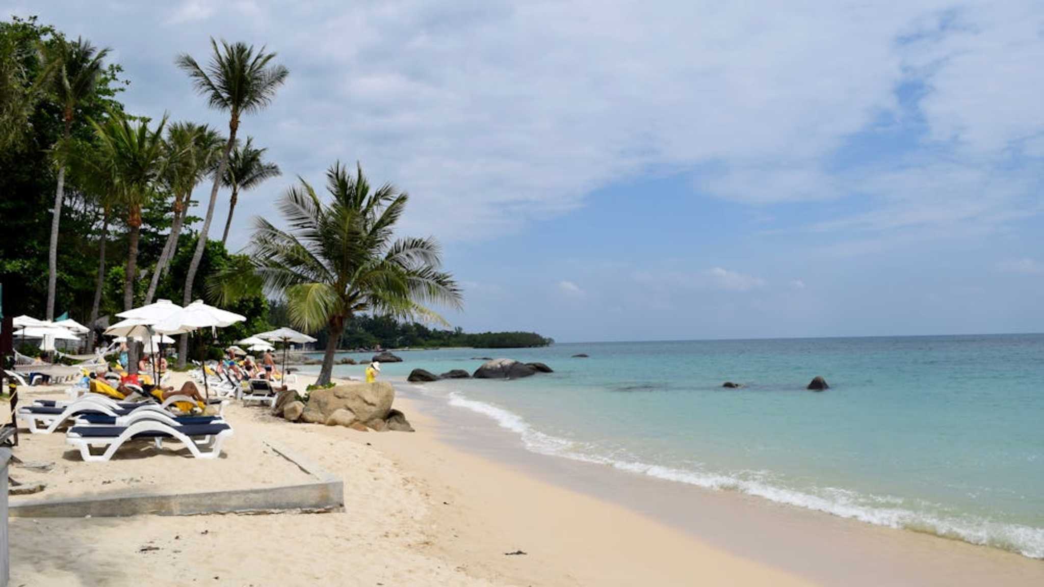 Blick auf den hellen Sand und das weite Meer am Natien Beach in Koh Samui